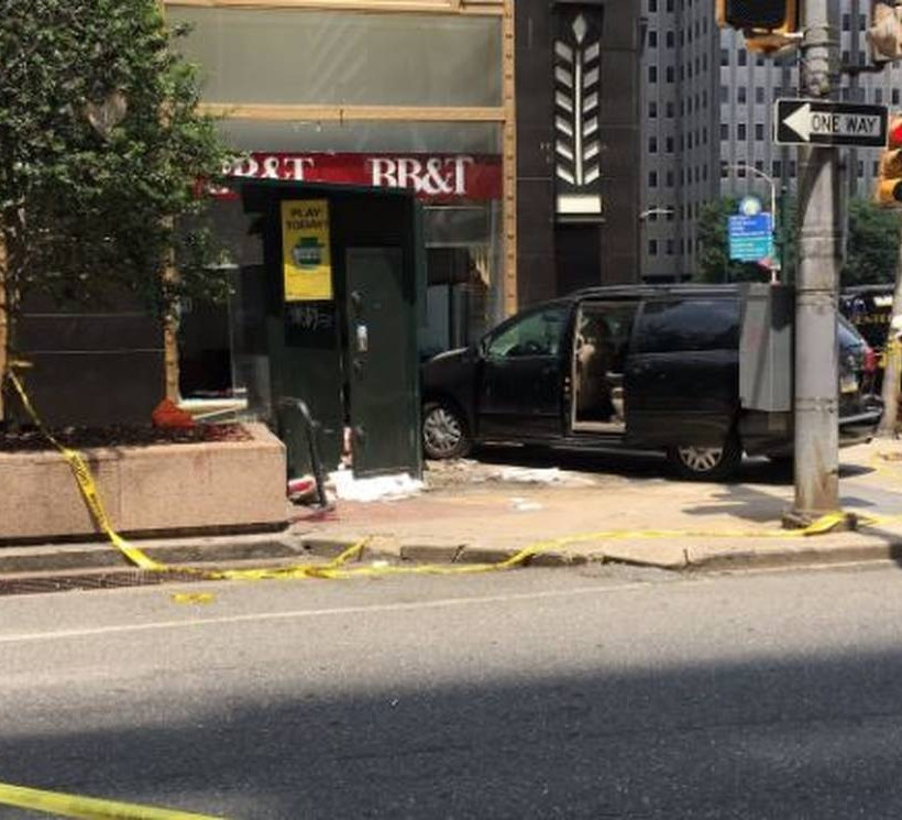 Συναγερμός στη Φιλαδέλφεια - Αυτοκίνητο παρέσυρε πεζούς (pics)