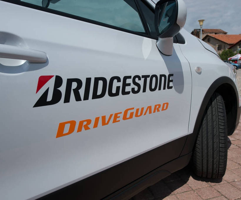 Ρεζέρβα τέλος! Το νέο ελαστικό της Bridgestone υπόσχεται 80 επιπλέον χιλιόμετρα ακόμα κι αν κλατάρει