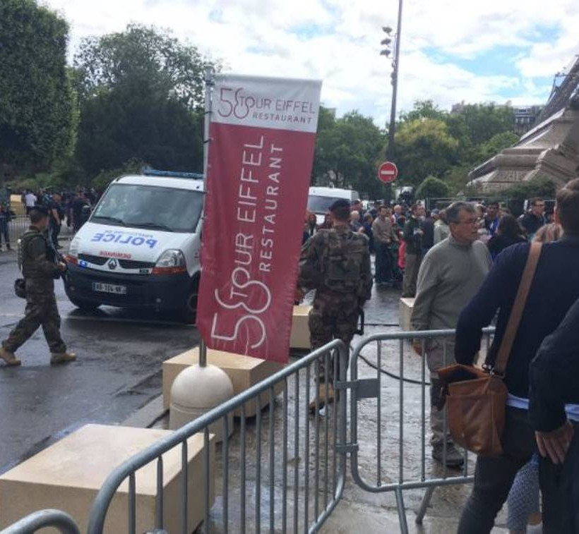 Συναγερμός στο Παρίσι: Εκκενώθηκε ο Πύργος του Άιφελ (pics)