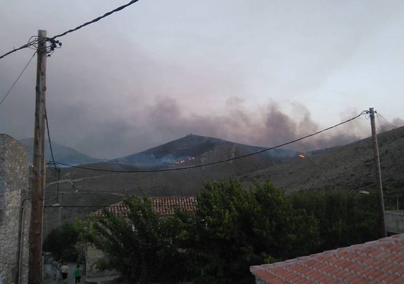 Αναζωπυρώθηκε η φωτιά στη Λακωνία: Οι φλόγες «έζωσαν» τον Κότρωνα 