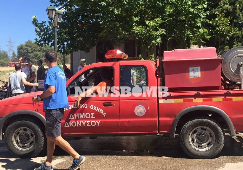 ΦΩΤΙΑ ΤΩΡΑ: Μεγάλη πυρκαγιά μαίνεται στο Κρυονέρι