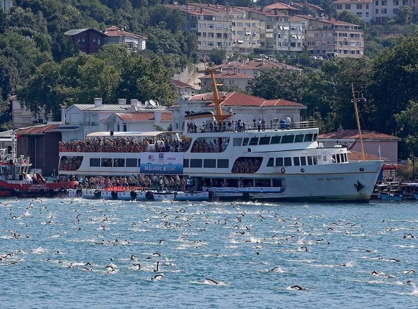 Εντυπωσιακό βίντεο: Πάνω από 2.000 κολυμβητές διασχίζουν τον Βόσπορο 