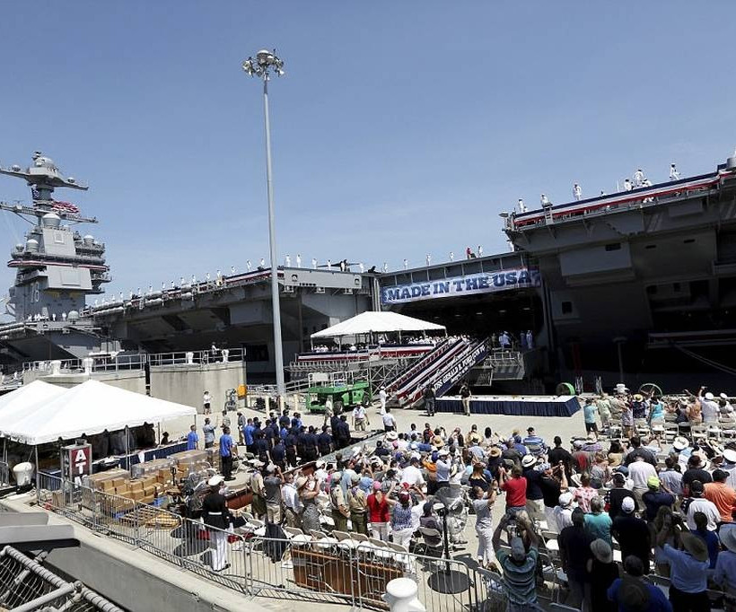 Σοκ! Δείτε το νέο αεροπλανοφόρο του Τραμπ που προκαλεί τρόμο (Pics+Vid)