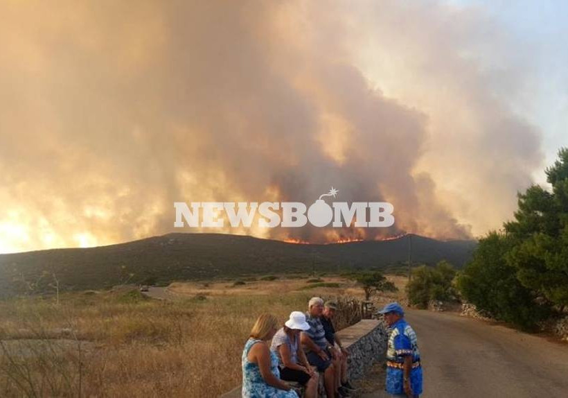 Εκτός ελέγχου η φωτιά στα Κύθηρα - Μια ανάσα από σπίτια οι φλόγες - Εκκενώνονται οικισμοί