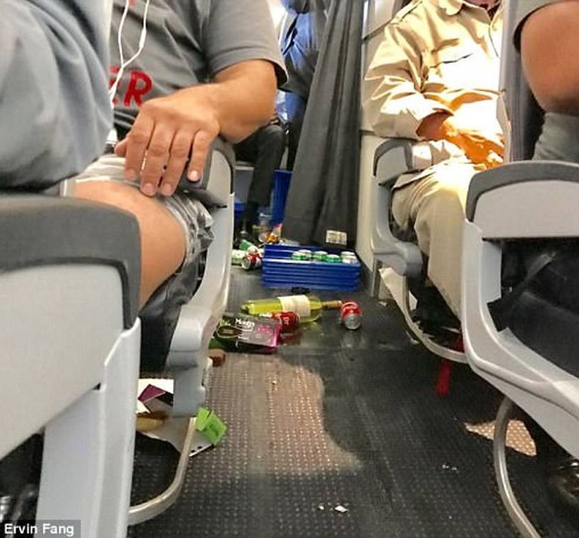 Βίντεο σοκ από το εσωτερικό του αεροσκάφους που έπεσε σε αναταράξεις – Αίματα παντού (pics & vid) 