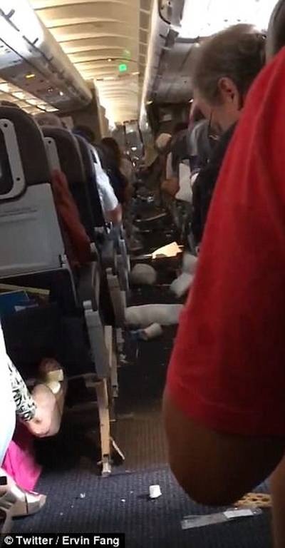 Βίντεο σοκ από το εσωτερικό του αεροσκάφους που έπεσε σε αναταράξεις – Αίματα παντού (pics & vid) 