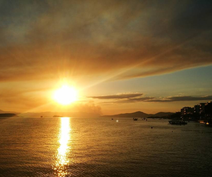 Συγκλονιστικές φωτογραφίες από τη φωτιά στον Κάλαμο: Οι καπνοί ορατοί και από την Εύβοια (pics)