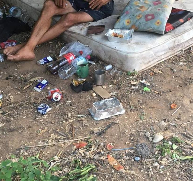 Εικόνες σοκ: Μόνος κι αβοήθητος μένει στο... δρόμο, σε άθλιες συνθήκες!