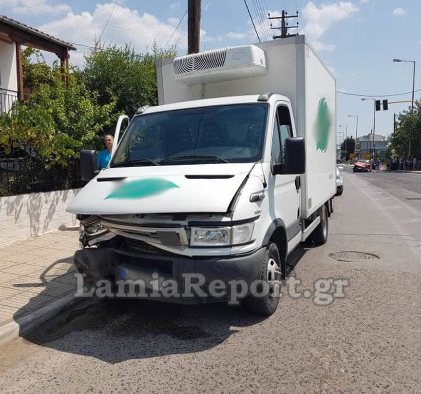 Λαμία: Πέρασε με κόκκινο και σκόρπισε τον τρόμο (pics)