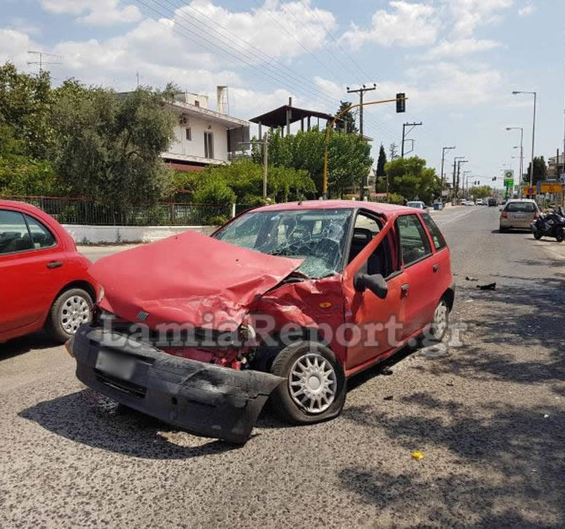 Λαμία: Πέρασε με κόκκινο και σκόρπισε τον τρόμο (pics)