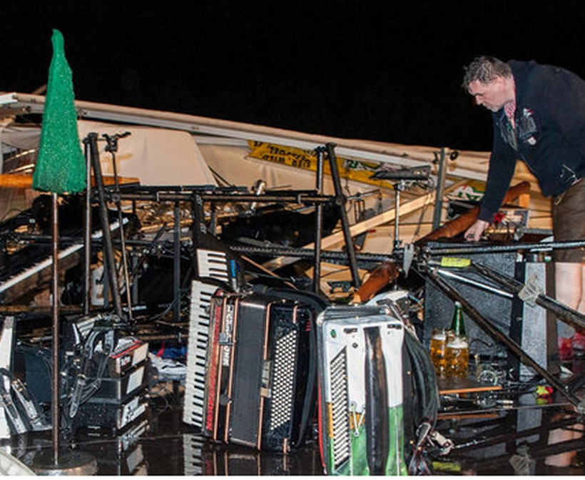 Αυστρία - Εικόνες σοκ: Φονική καταιγίδα «σάρωσε» τα πάντα σε υπαίθρια γιορτή – Δυο νεκροί