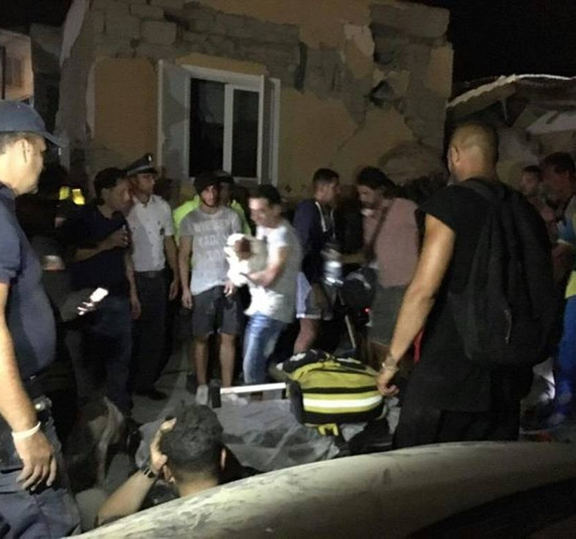 Σεισμός Ιταλία: Μάχη με το χρόνο για τους εγκλωβισμένους στα ερείπια 