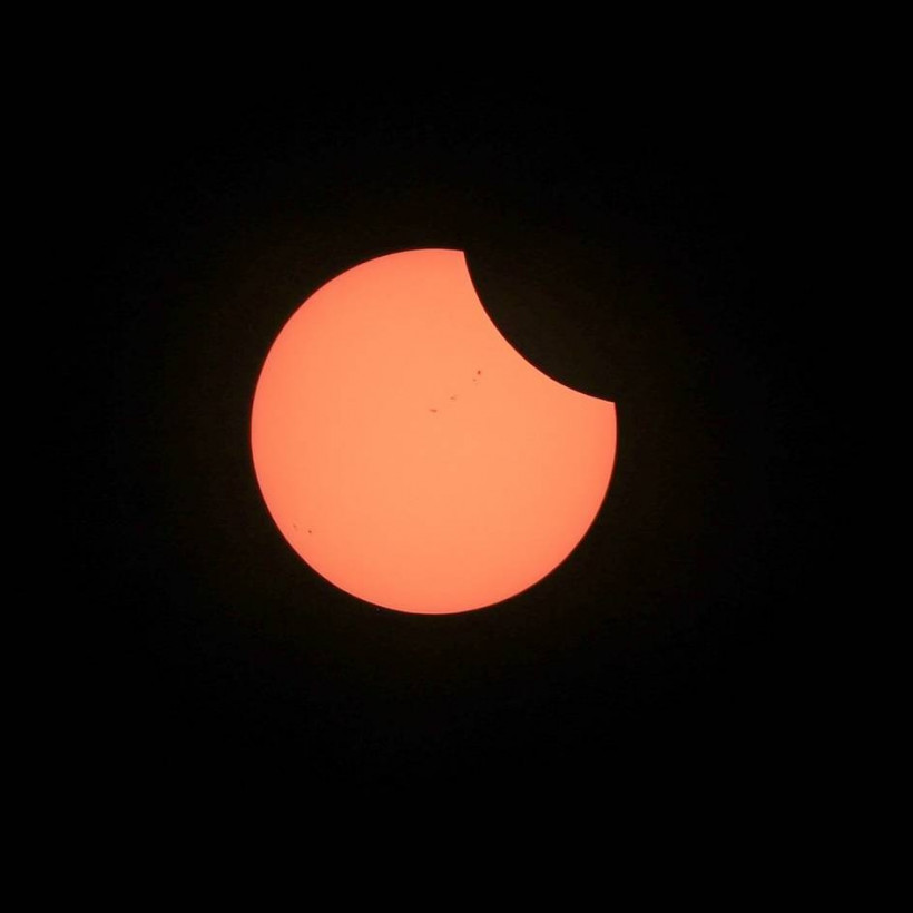 Ολική έκλειψη ηλίου: Οι πρώτες φωτογραφίες από το εντυπωσιακό φαινόμενο