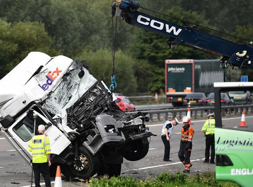 Βρετανία: Τραγωδία από σύγκρουση δύο λεωφορείων - Τουλάχιστον οκτώ νεκροί (pics+vid)