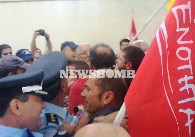 Επίσκεψη Μακρόν: Χημικά και ένταση μεταξύ μελών της ΛΑΕ και της Αστυνομίας (pics&vid)