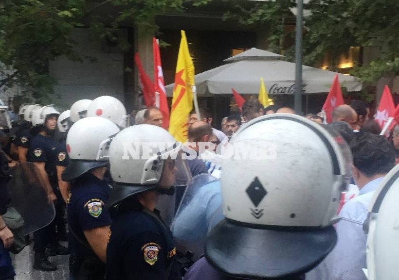 Επίσκεψη Μακρόν: Χημικά και ένταση μεταξύ μελών της ΛΑΕ και της Αστυνομίας (pics&vid)