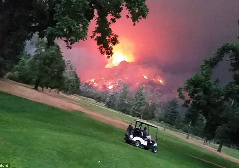 Απίστευτες φωτογραφίες: Συνέχιζαν να παίζουν γκολφ εν μέσω πύρινης κόλασης (pics)