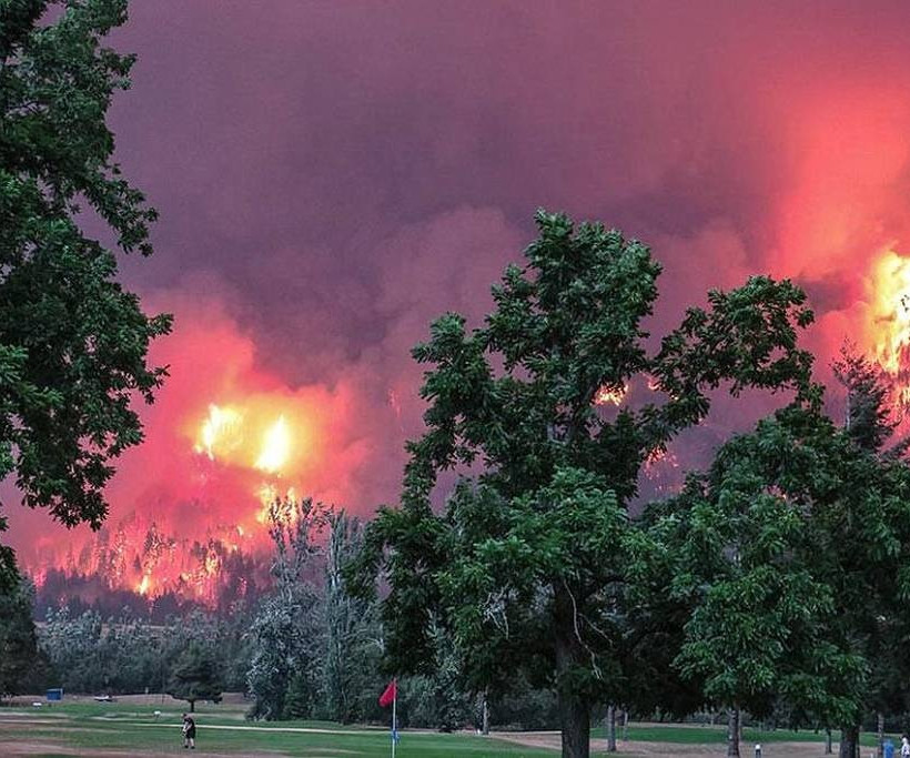 Απίστευτες φωτογραφίες: Συνέχιζαν να παίζουν γκολφ εν μέσω πύρινης κόλασης (pics)