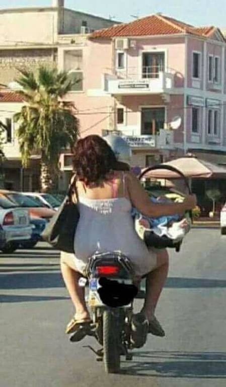 Εξοργιστικό: Ελληνίδα μάνα θέτει σε κίνδυνο το μωρό της πάνω σε μηχανή
