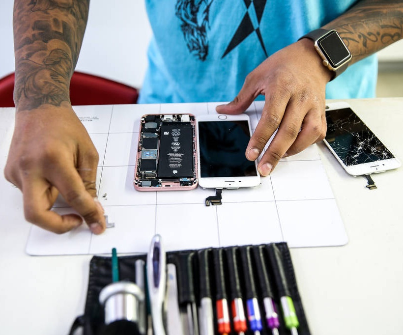 Τι μάθαμε από την εμπειρία μας δίπλα σε έναν εξειδικευμένο τεχνικό της iFast Repair;