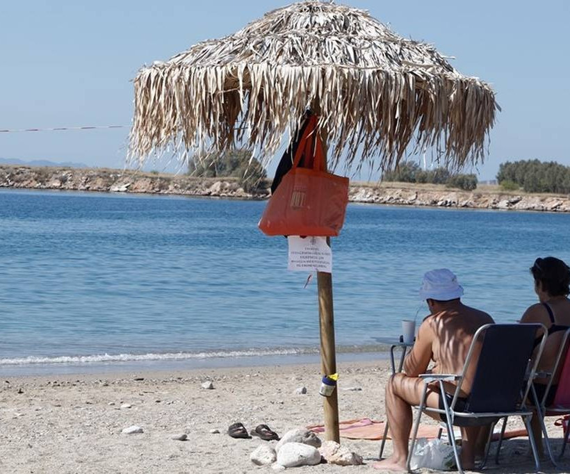 Απίστευτο! Κάνουν μπάνιο στη θάλασσα παρά την απαγόρευση της κολύμβησης στον Σαρωνικό (pics)