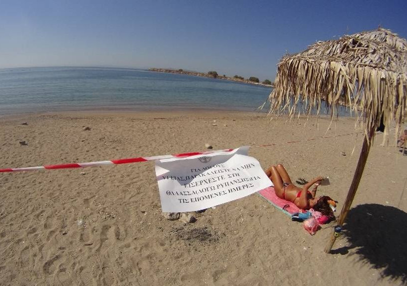Απίστευτο! Κάνουν μπάνιο στη θάλασσα παρά την απαγόρευση της κολύμβησης στον Σαρωνικό (pics)