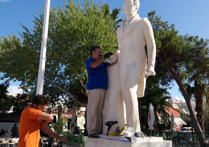 Κόλλησαν τον αντίχειρα στο άγαλμα του Καποδίστρια μετά από χρόνια (pics)