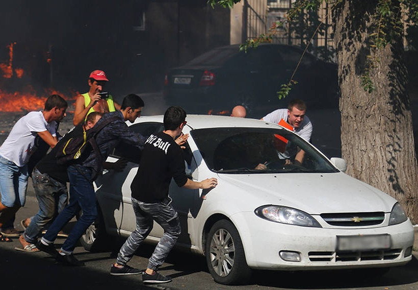 Σκηνές πανικού από φωτιά σε ξενοδοχείο - Παιδιά πήδηξαν από τα παράθυρα για να σωθούν (pics+vids)