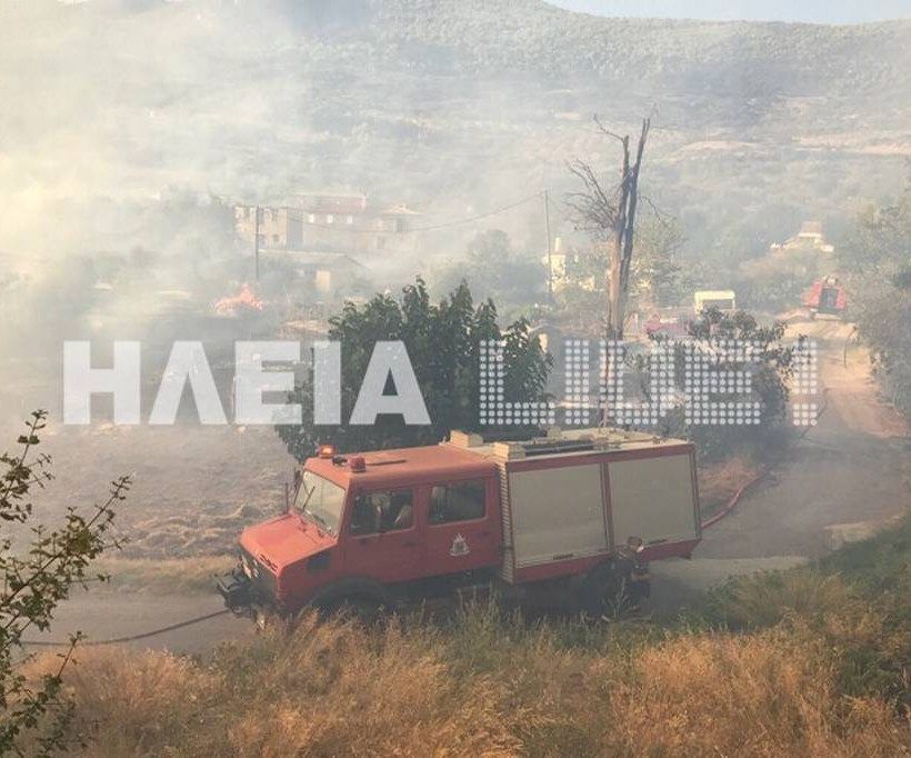 Ολονύχτια μάχη με τις φλόγες στο χωριό Μάκιστος – Οι φλόγες έφτασαν στις αυλές των σπιτιών (pics)
