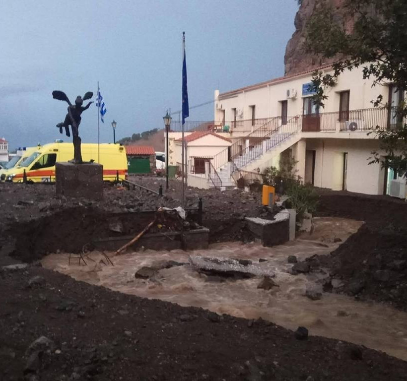 Κακοκαιρία: Τις πληγές τους μετρούν οι κάτοικοι της Σαμοθράκης (pics)