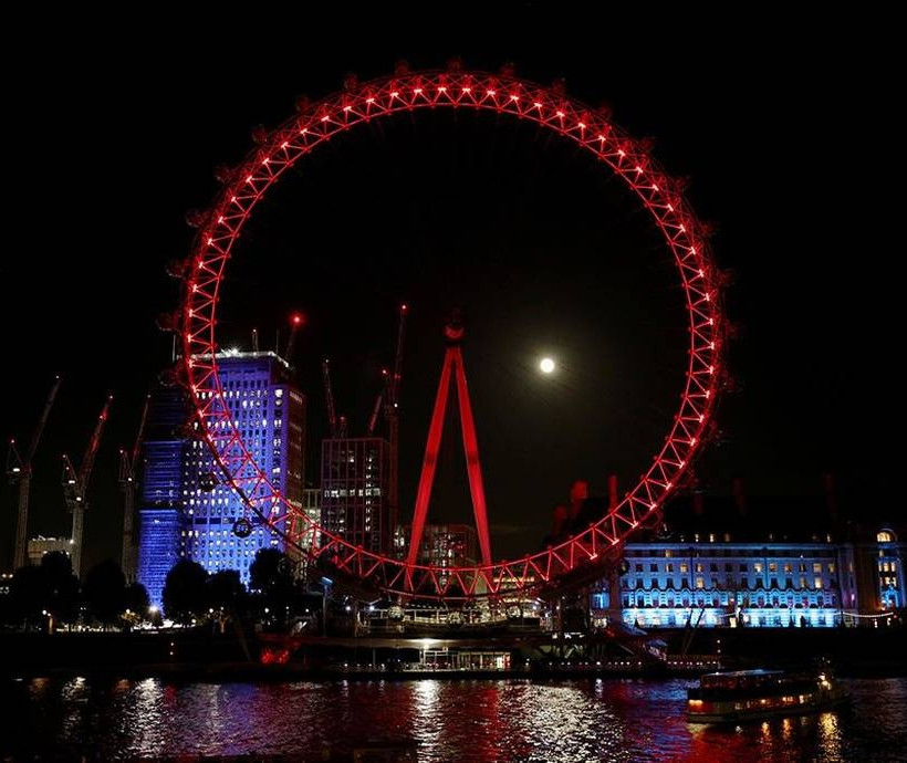 Harvest Moon: Εσείς είδατε το μοναδικό φαινόμενο που... φώτισε το χθεσινό ουρανό (photos)