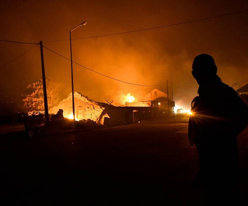 Νέα πύρινη κόλαση στην Πορτογαλία: Τουλάχιστον 27 νεκροί (pics+vid)