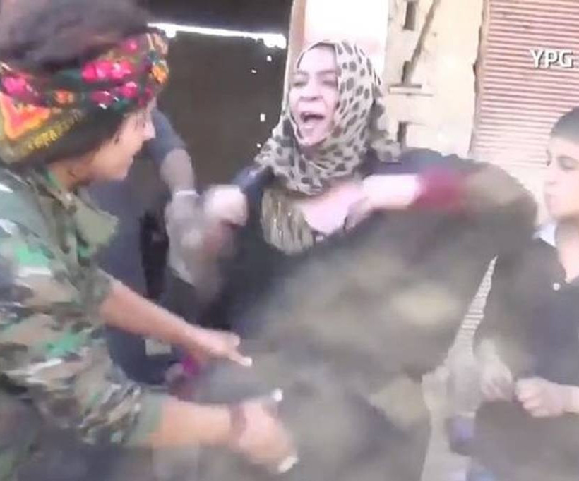 Ράκα: Η απίστευτη αντίδραση γυναίκας που απελευθερώνεται από τα δεσμά των τζιχαντιστών! (video)