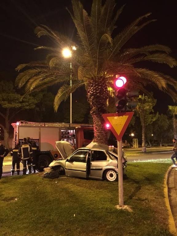 Σοβαρό τροχαίο στη Βουλιαγμένης με εγκλωβισμό (pics)