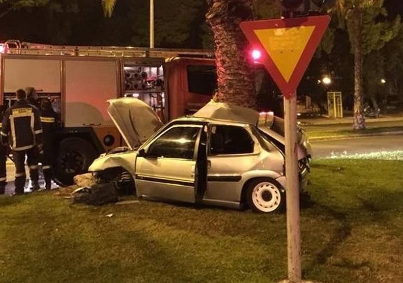 Σοβαρό τροχαίο στη Βουλιαγμένης με εγκλωβισμό (pics)