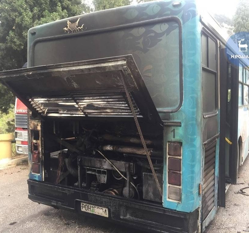 Τρόμος για μαθητές στη Ρόδο: Σχολικό λεωφορείο τυλίχθηκε στις φλόγες (pics)