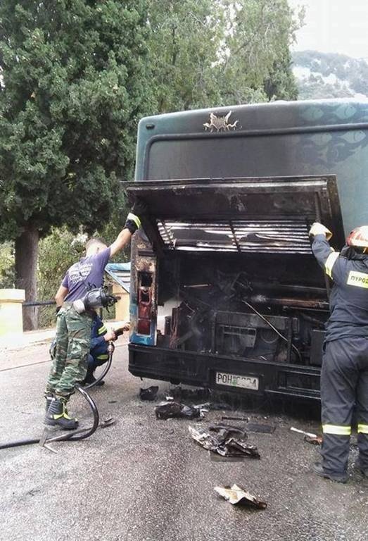 Τρόμος για μαθητές στη Ρόδο: Σχολικό λεωφορείο τυλίχθηκε στις φλόγες (pics)