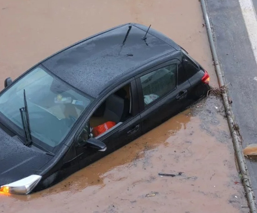 Καιρός: Πλημμύρισαν τα Χανιά από τις έντονες βροχοπτώσεις (pics)