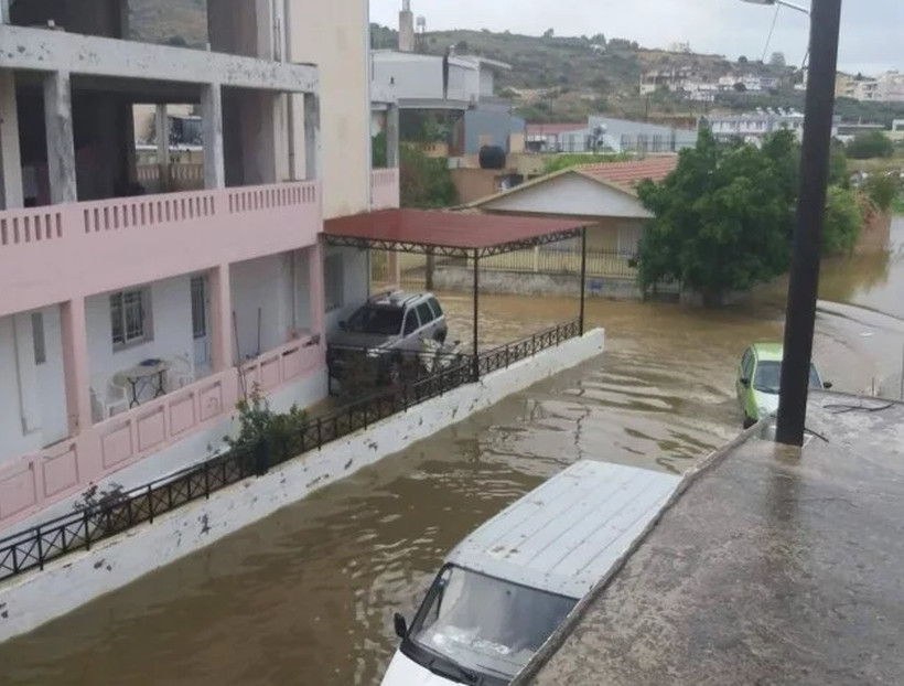 Καιρός: Πλημμύρισαν τα Χανιά από τις έντονες βροχοπτώσεις (pics)