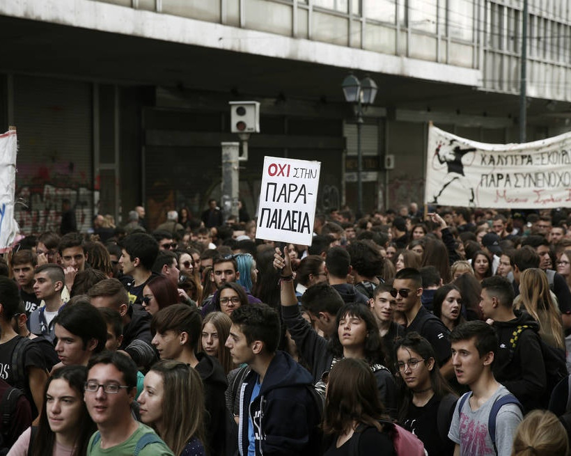 Επεισόδια στο κέντρο της Αθήνας: Μαθητικό συλλαλητήριο με μολότοφ, πέτρες και χημικά (pics&vid)