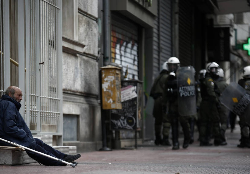 Επεισόδια στο κέντρο της Αθήνας: Μαθητικό συλλαλητήριο με μολότοφ, πέτρες και χημικά (pics&vid)