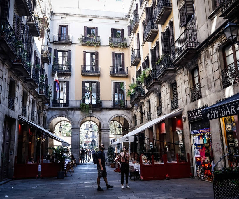 Μία βόλτα στην πολύχρωμη και λαμπερή Βαρκελώνη (photos)