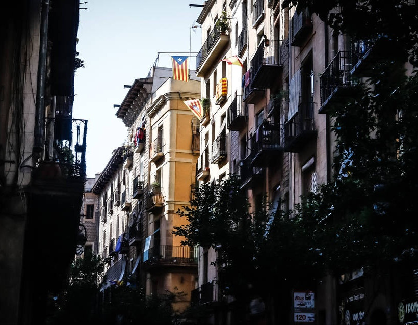 Μία βόλτα στην πολύχρωμη και λαμπερή Βαρκελώνη (photos)