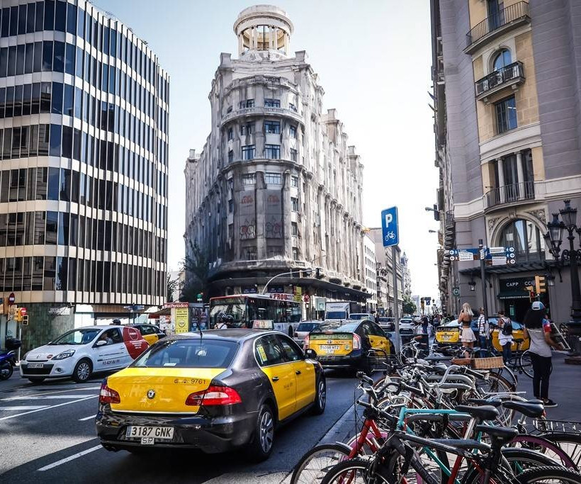 Μία βόλτα στην πολύχρωμη και λαμπερή Βαρκελώνη (photos)