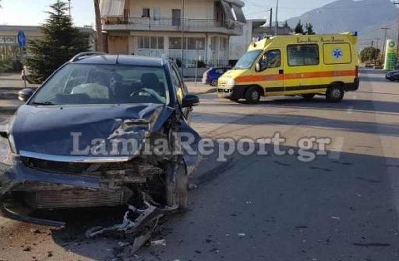 ΕΚΤΑΚΤΟ: Τροχαίο στη Λαμία – Αυτοκίνητο «καρφώθηκε» σε σχολείο: Στο νοσοκομείο δύο μαθήτριες