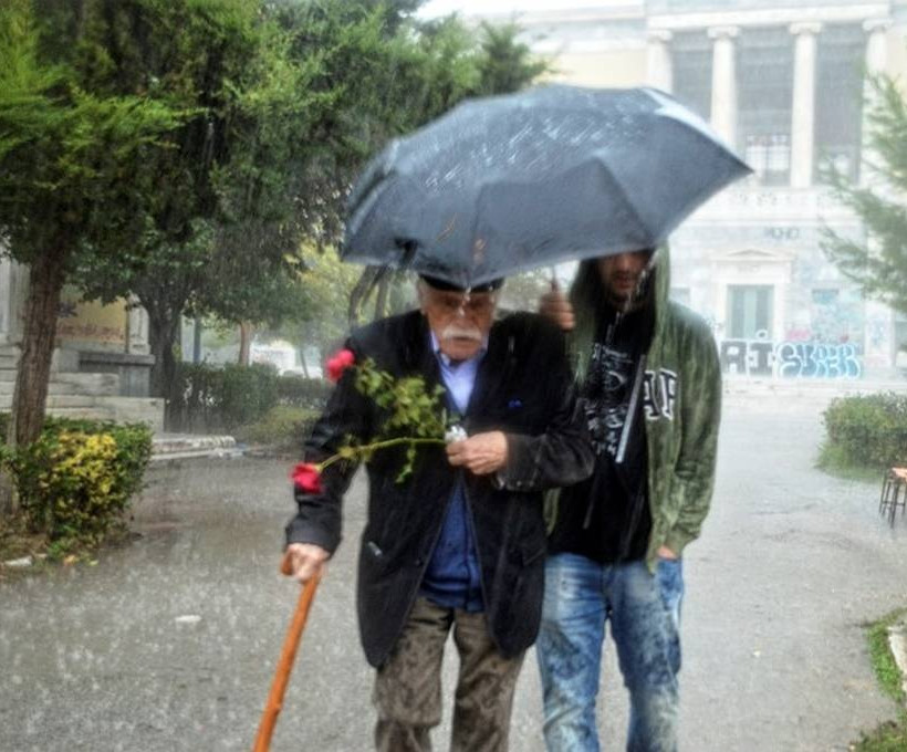 Πολυτεχνείο: Υπό καταρρακτώδη βροχή κατέθεσε στεφάνι ο Μανώλης Γλέζος (pic)
