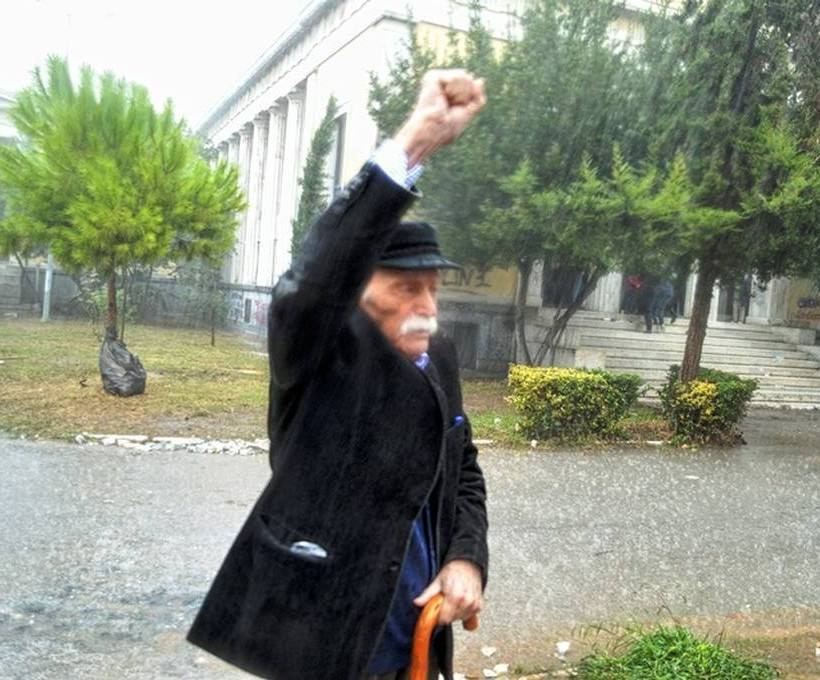 Πολυτεχνείο: Υπό καταρρακτώδη βροχή κατέθεσε στεφάνι ο Μανώλης Γλέζος (pic)