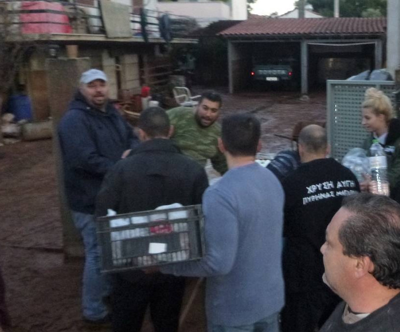 Διανομή τροφίμων και ρουχισμού στην Μάνδρα από την Χρυσή Αυγή