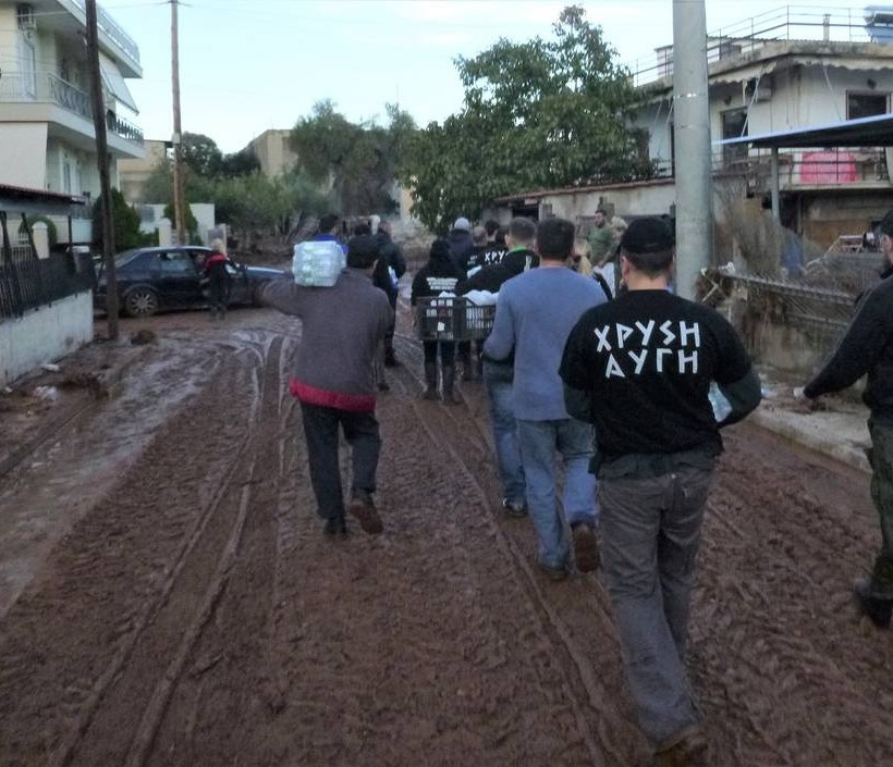 Διανομή τροφίμων και ρουχισμού στην Μάνδρα από την Χρυσή Αυγή