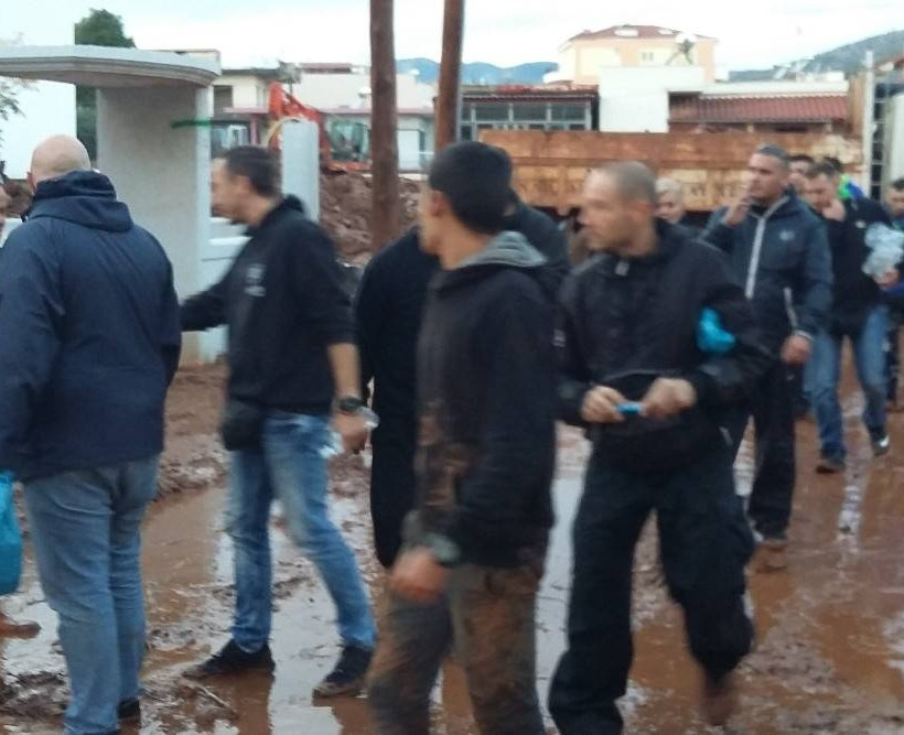 Διανομή τροφίμων και ρουχισμού στην Μάνδρα από την Χρυσή Αυγή